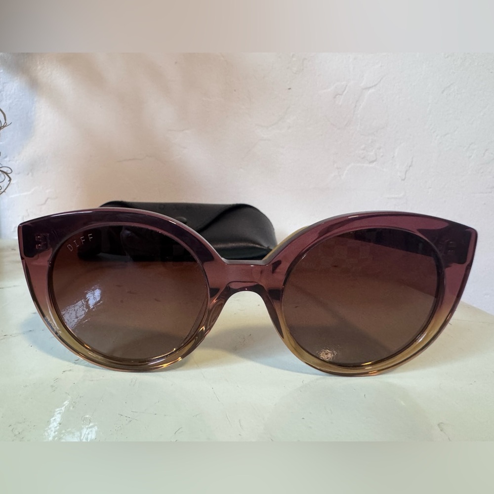 🕶️DIFF Eyewear Emmy Polarized Sunglasses – Plum Gradient Frames – Includes Case - Picture 2 of 5